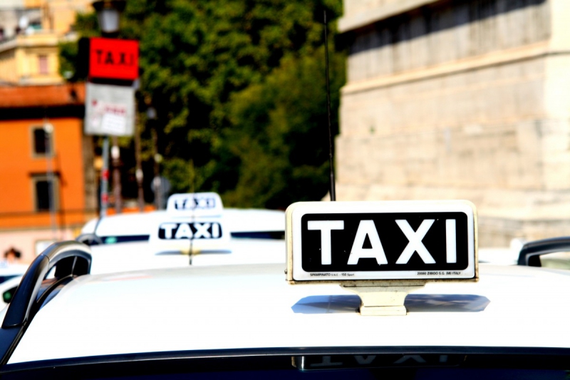 taxis-LE BEAUSSET-min_taxi_auto_rome_road_white-1051610